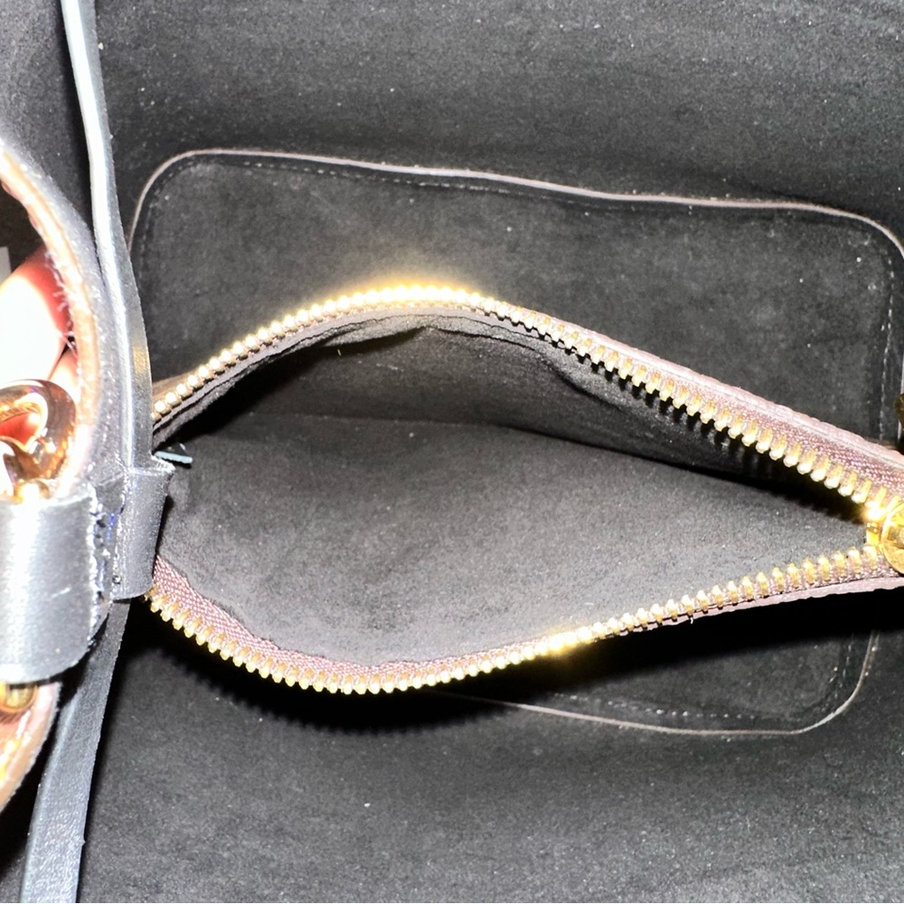 Louis Vuitton NeoNoe MM Monogram in Black - Picture 9 of 10